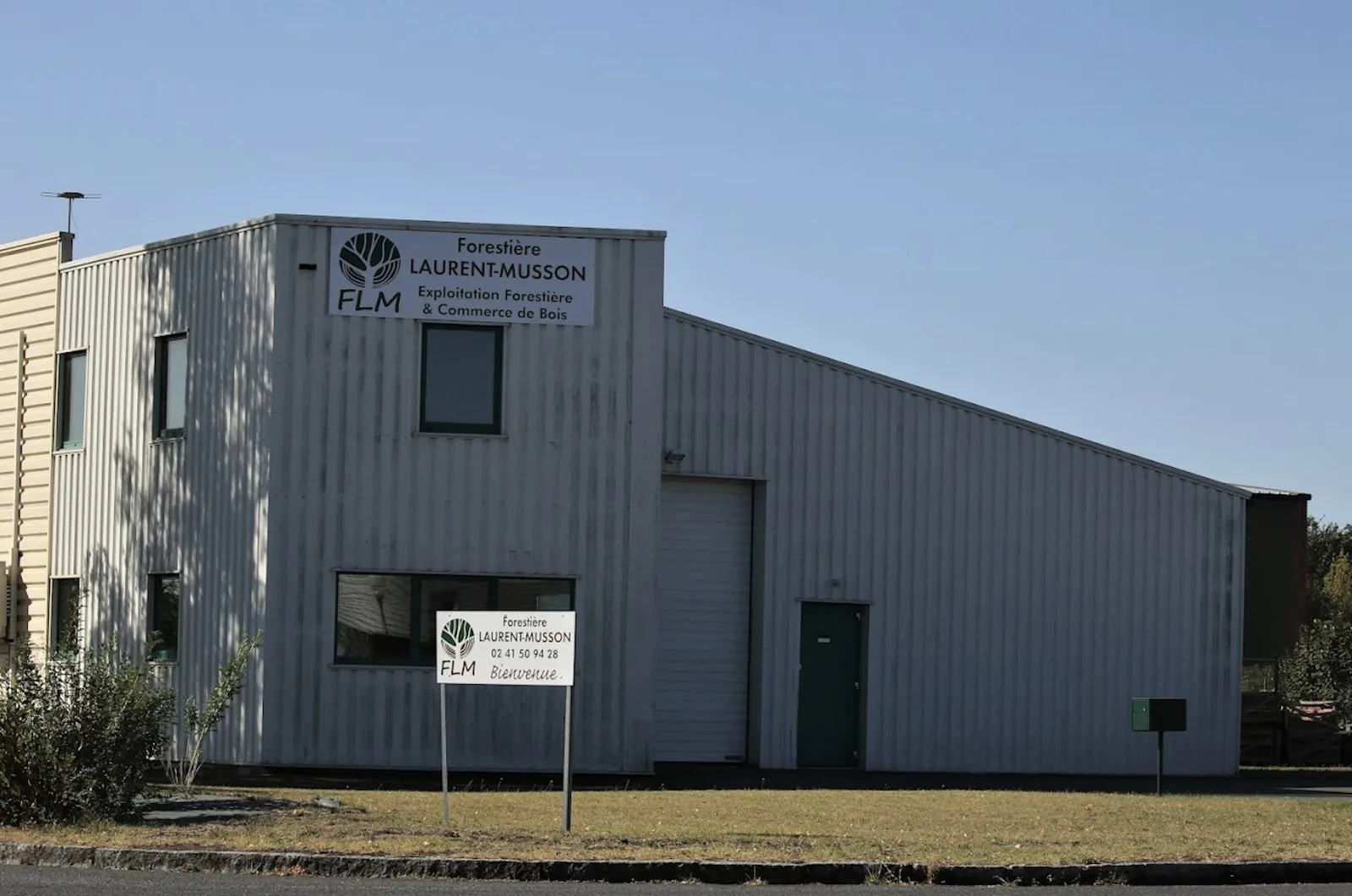 Les locaux de la Forestière Laurent-Musson à Longué-Jumelles, avec l'enseigne Exploitation forestière et commerce de bois